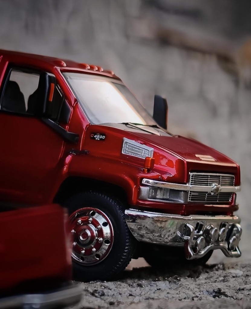 GOC 1:64 Red Kodiak C4500 Muscle Pickup Truck Model Diecast