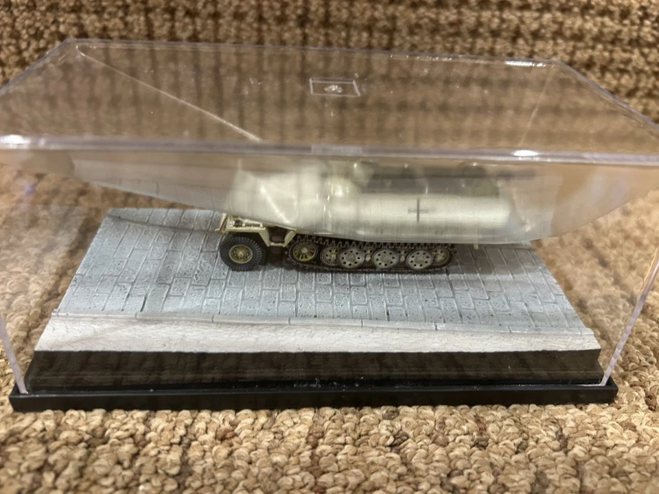 Dragon Armor 1:72 Sd. Kfz.251/10, Ausf D, Eastern Front 1943 w/Diorama No. 60384 - Image 2 of 4