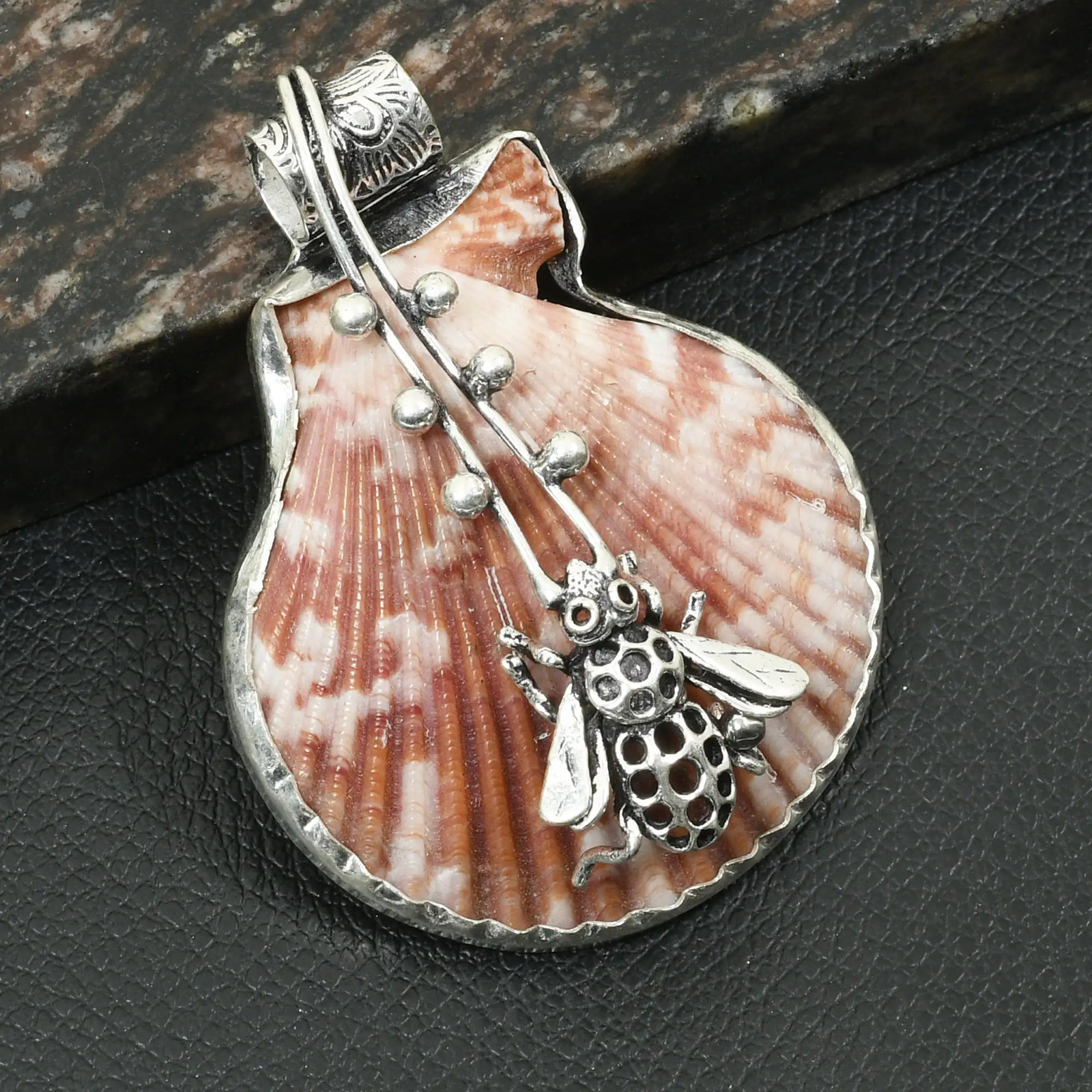 Scallops Shell Gemstone Handmade Insects Pendant Jewelry For Women 2.2