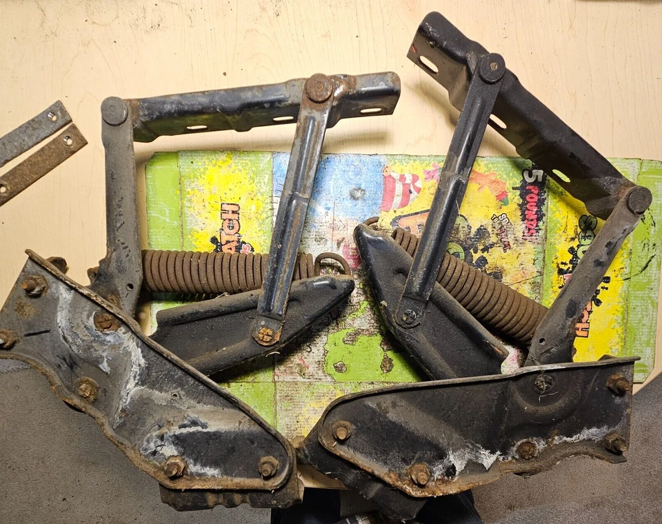 Cadillac Deville 1965 1966 1967 placas de pozo de rueda OEM bisagras de capó - par Foto 2 de 4