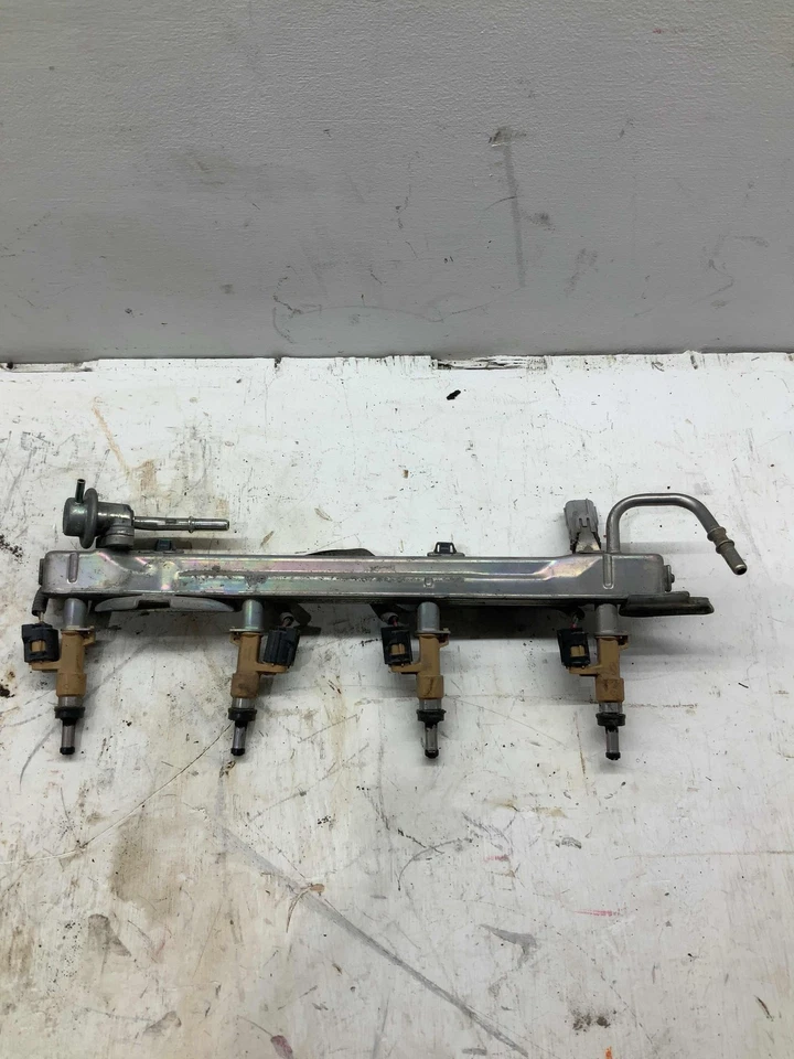 08-21 Toyota Tundra OEM pasajero derecho riel de combustible con inyectores (5,7 L V8 3URFE) Foto 2 de 3