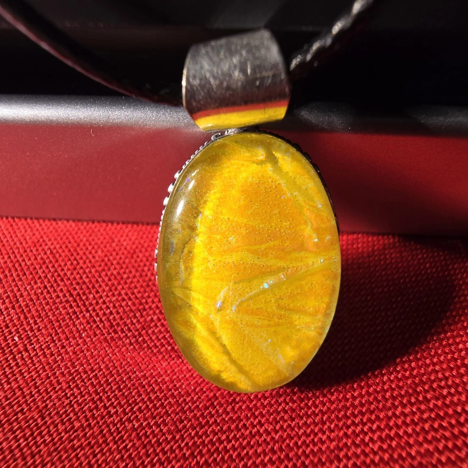 黄色澳大利亚三胞胎蛋白石吊坠镀银黑色绳子 — 第 2/4 张图片