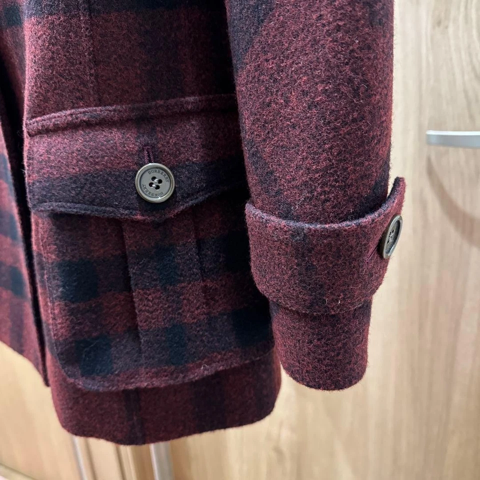 Casaco de lã Burberry em estampa xadrez vermelho e preto, feminino tamanho M - Imagem 4 de 4