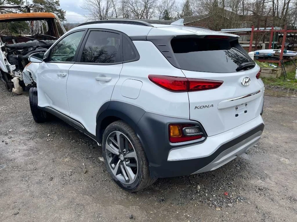 2018-2023 HYUNDAI KONA RIGHT ROCKER W/POST WHITE PC:P6W 112K -LIMITED- 55698 - Image 3 of 4