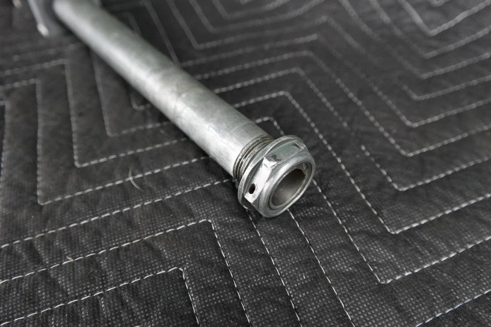 Eixo de roda traseira 2004-2008 APRILIA RSV 1000R - B045422 SB17 - Imagem 2 de 4