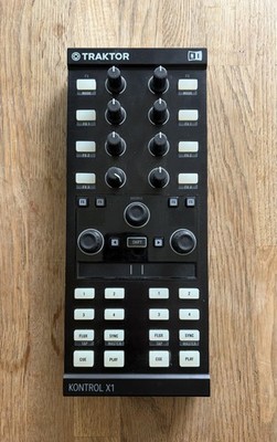 Native Instruments Traktor Kontrol X1 MK2 DJ Controller - Schwarz (22494)