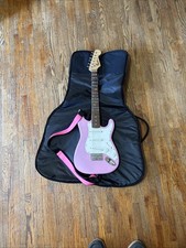 Mini chitarra elettrica Pink Squier. Con cinturino e custodia Gator. Molto bello!