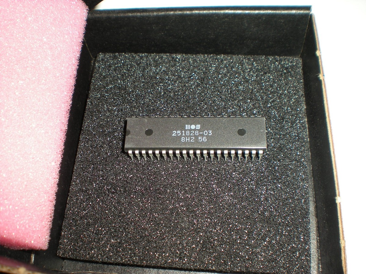 MOS 251828-03 chip IC for Commodore. Apparently a gate array chip