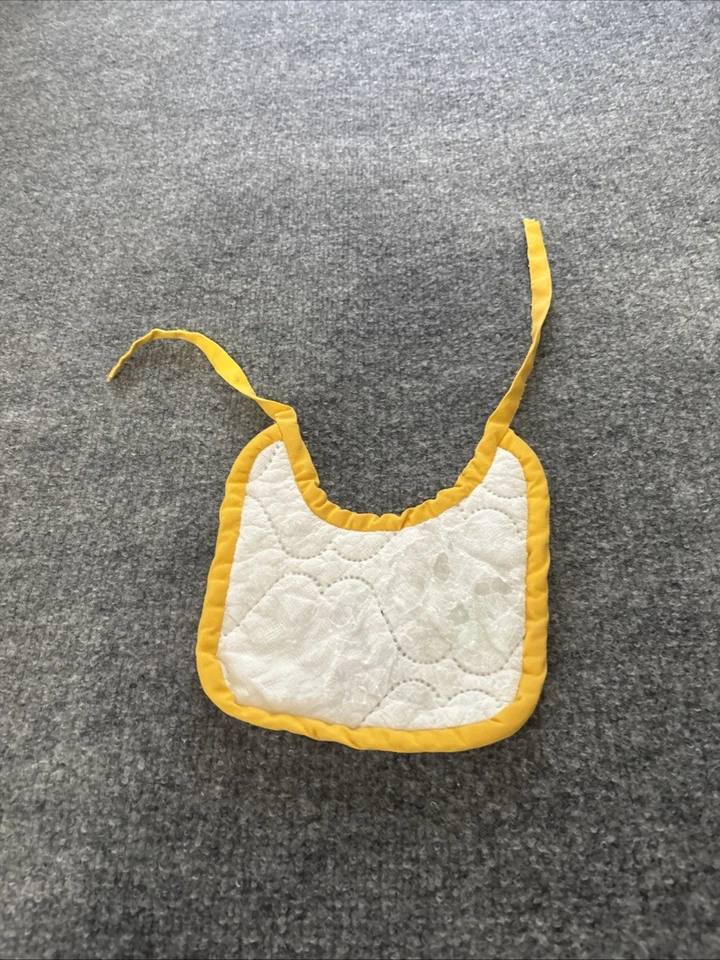 Babero bebé vintage cordero amarillo negro bordado punto de cruz acolchado gris Foto 4 de 4