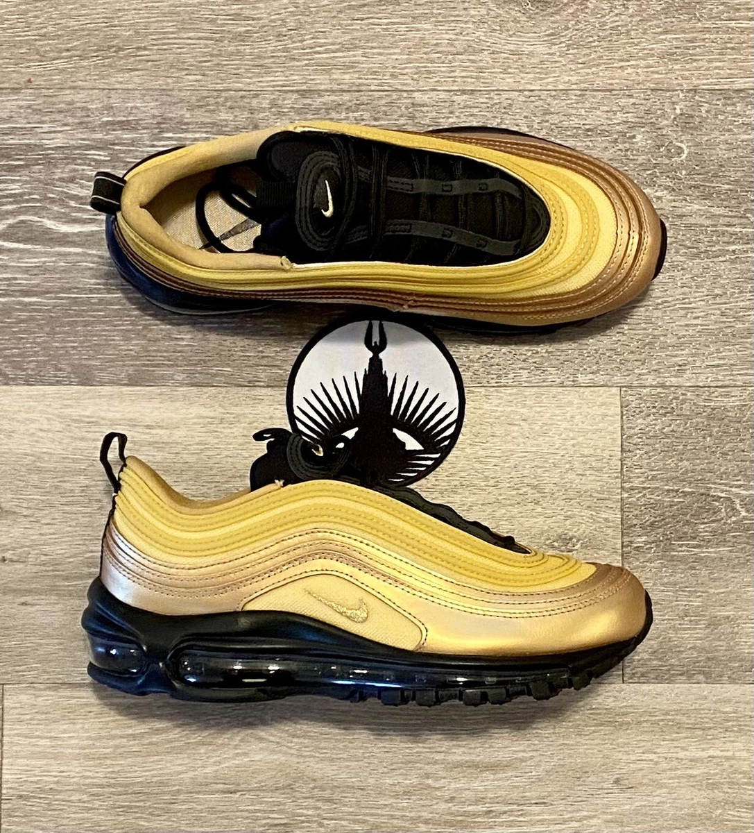 Black and gold 2025 nike air max womens