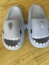 CRAYON FRIENDS SUMMER SHARK SLIPPERS SOFT NON-SLIP SHOWER WATER SLIDES 38-39
