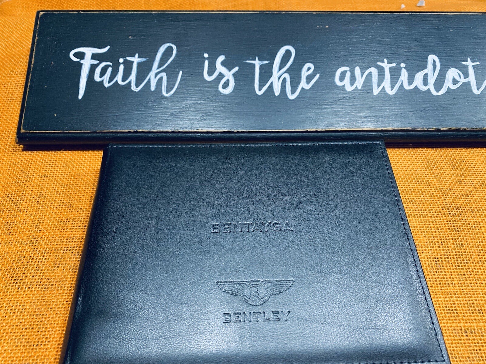 2017 2018 BENTLEY BENTAYGA OWNERS MANUAL W/ NAVI & TV SECT INSIDE (2nd UPDATE)