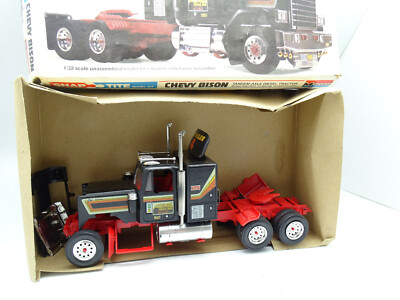 Monogram 1/32 Traktor Chevy Bison Modelltraktor