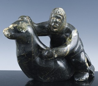 ESTATE FRESH VINTAGE CANADIAN INUIT CARVED DARK GREEN SOAPSTONE HUNTER w SEAL