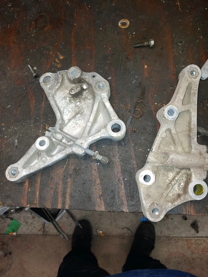 1978 Honda CB400A Hawk pé esquerdo direito suporte de escape e suporte de freio - Imagem 2 de 2