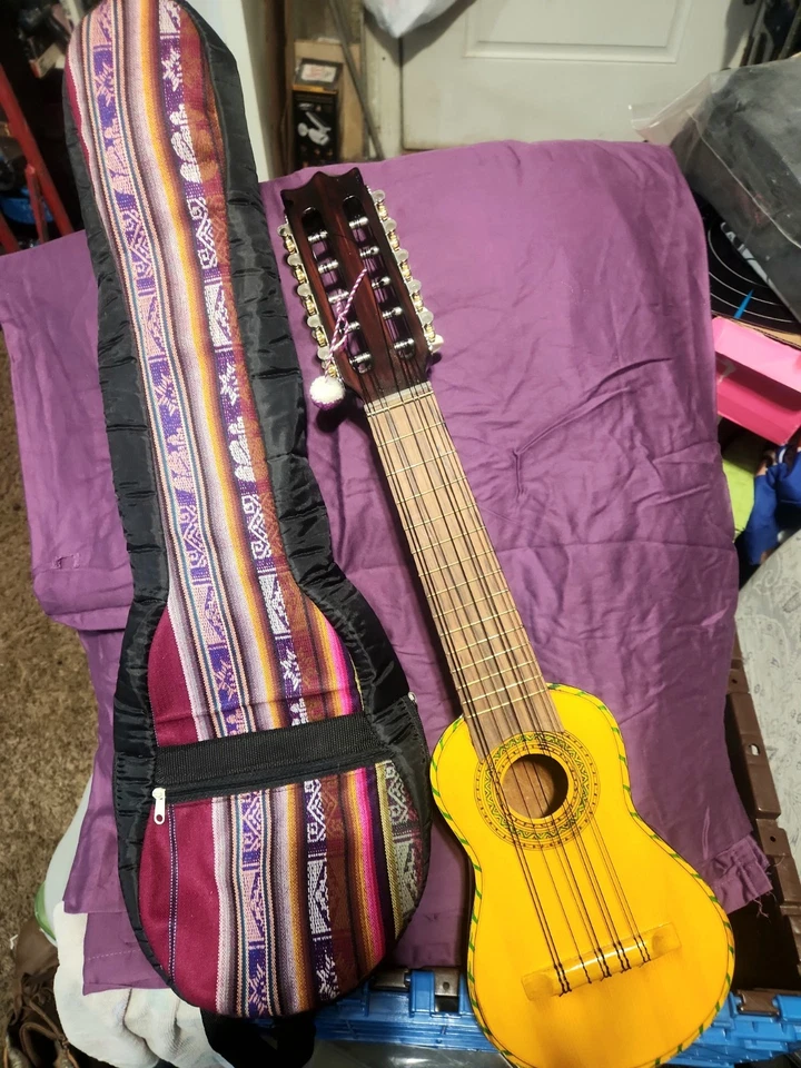Guitarra de 10 cuerdas Gamboa Charango de BOLIVIA con estuche blando Foto 2 de 4