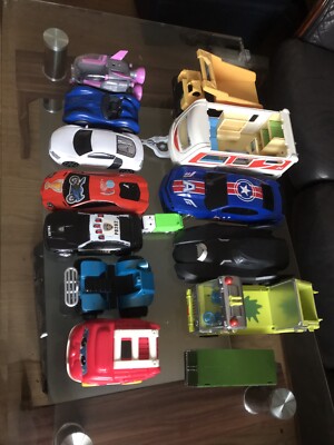 15 Konvolut Spielzeugautos & LKW - gemischte Marken & gemischte Größen.  Bitte Fotos ansehen.