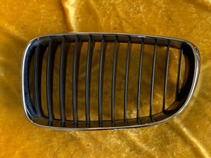 BMW 1er E87 Kühlergrill Niere Gitter LINKS 51137166439