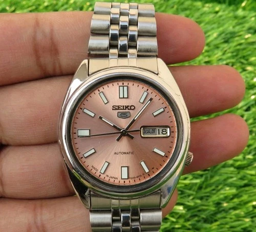 Vintage Seiko 5  Men's  7009 Automatic Watch Salmon  Dial Day/Date