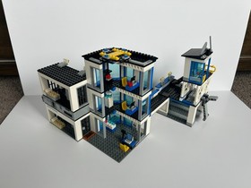 Lego set 60141 Police Station &ndash; 887 Pieces &ndash; 6 Minifigs - City