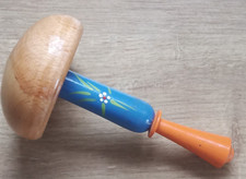 Vintage Stopfpilz aus Holz, bemalter zweiteiliger Stiel mit Nadel-Reservoir