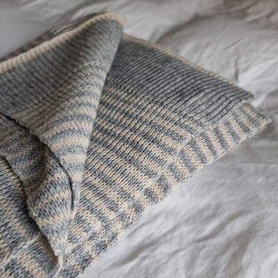 Easy Knit Decke in grau von Loaf