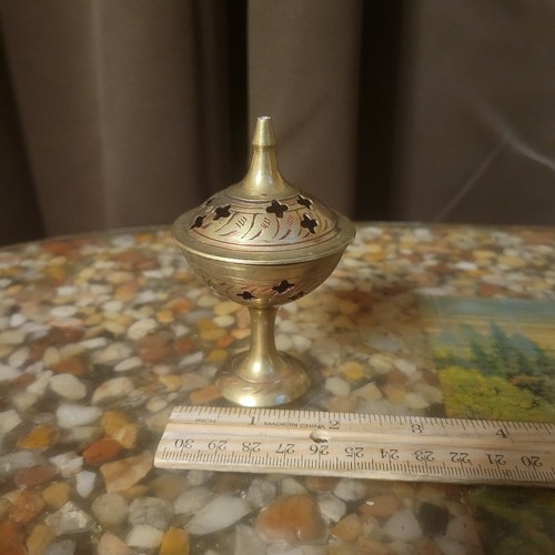 Mini bruciatore di incenso o incensiere vintage con coperchio ottone inciso con ottone rosso India - Foto 1 di 7