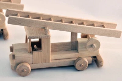 Feuerwehrauto - Holzspielzeug Fahrzeug Feuerwehr LKW Spielzeug Kinder Timberfan - Bild 1 von 4