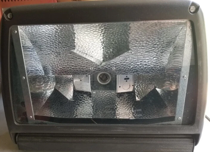 Luz de seguridad exterior Hubbell Laredo LMC-100P8-1-QST 100W Foto 2 de 4