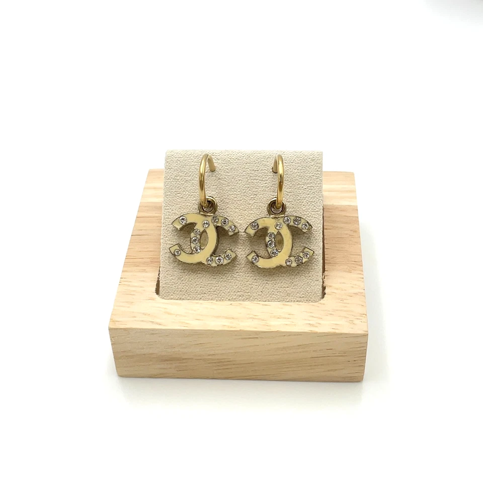 Auténticos Pendientes Chanel Coco Swing Estrás 07A Grabados con Caja BA120010 - Imagen 2 de 4