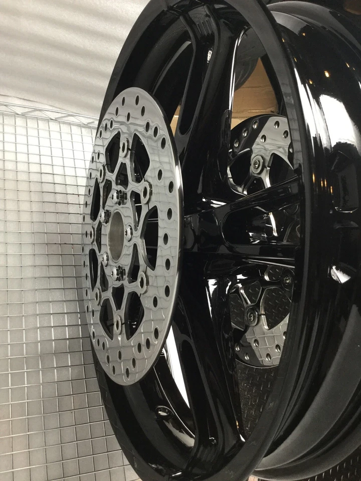 HARLEY FRONT TRI glide FREEWHEELER GLOSS BLACK WHEEL & BEARINGS 2014-24 OUTRIGHT - Image 3 of 4