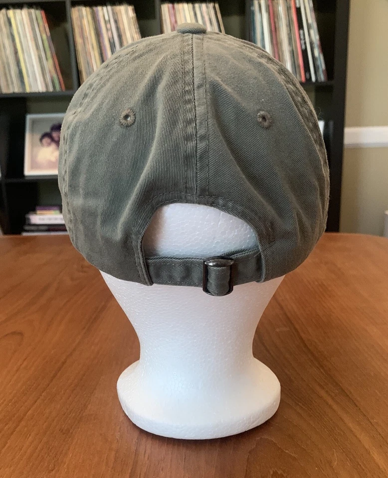 Sombrero de papá WWE gorra ajustable gris/verde ejército envejecido WWE 24/7 sombrero bajo demanda Foto 3 de 4