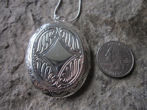 LILY OF THE VALLEY (WHITE / PINK) CAMEO SILVER PLATED LOCKET - QUALITY - Picture 2 of 3