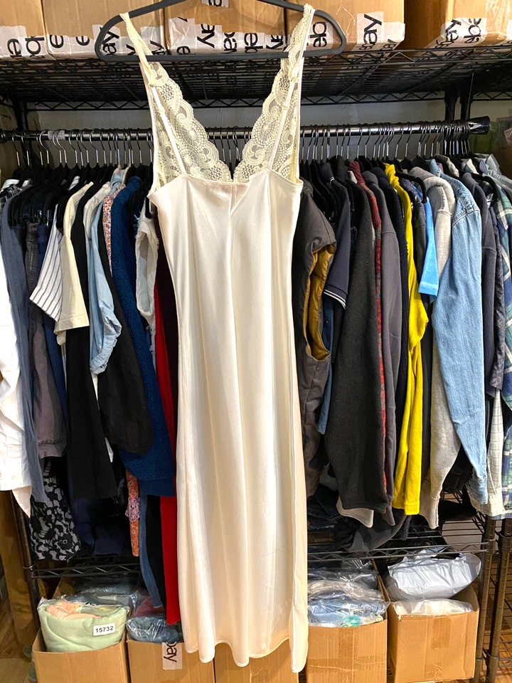 Victoria's Secret Satin Slip Dress size S Lace Romantic Nightgown Y2K Vtg - Image 4 of 4