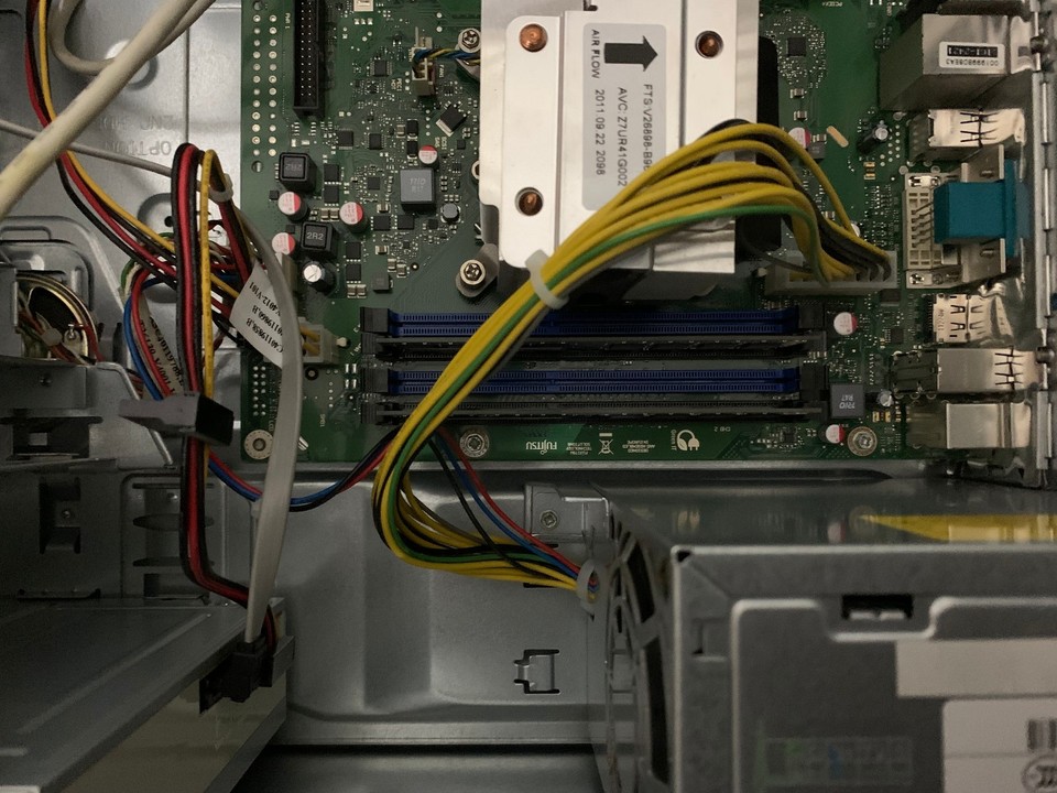 Fujitsu Celsius W410 T :: PC Aréna Kft