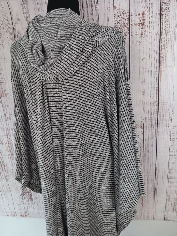 Poncho activo con capucha a rayas negras y grises Lane Bryant talla grande 26/28 Foto 3 de 4