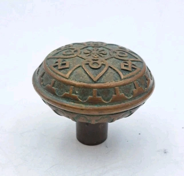 Antigua perilla de puerta victoriana ornamentada Eastlake latón fundido bronce herrajes de puerta antiguos Foto 3 de 4