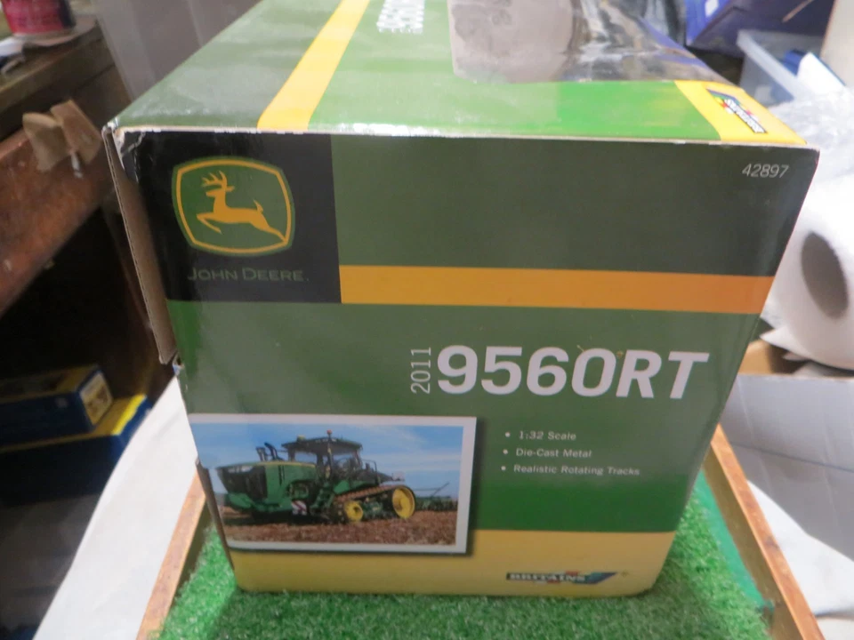 BRITAINS JOHN DEERE 2011 9560RT TRACKED TRACTOR 42897  1/32 MIB - Image 4 of 4