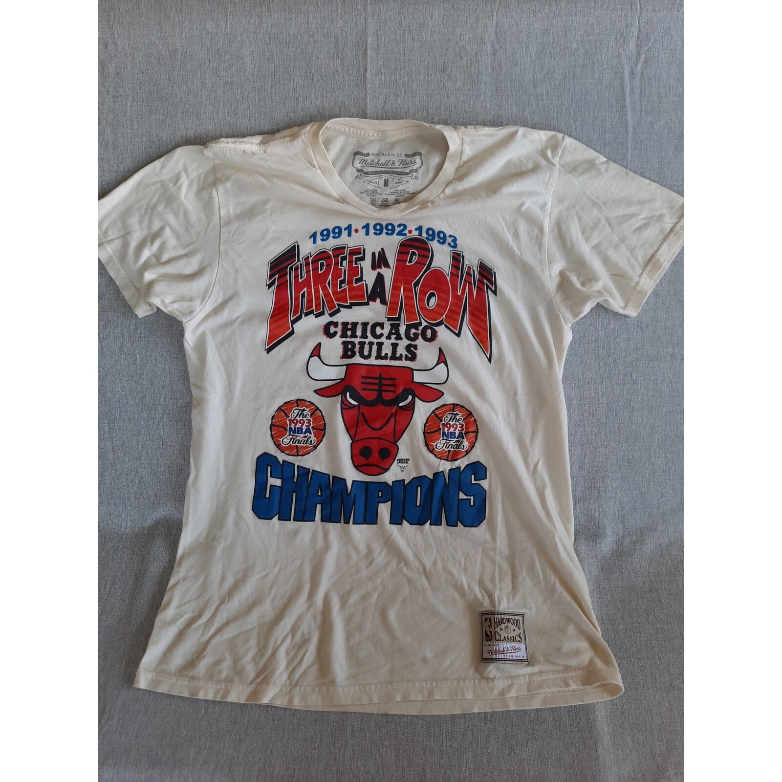 T shirt Mitchell & Ness NBA uomo media logo artistico Chicago Bulls tre in fila SS