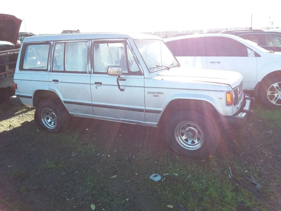 Farol compatível com 83-91 Montero 31248509 - Imagem 2 de 4