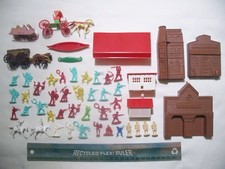 55 RARE GIANT MARX WESTERN WAGONS CANOES BUILDINGS HO 1/72 25MM PLASTIC PLAYSET