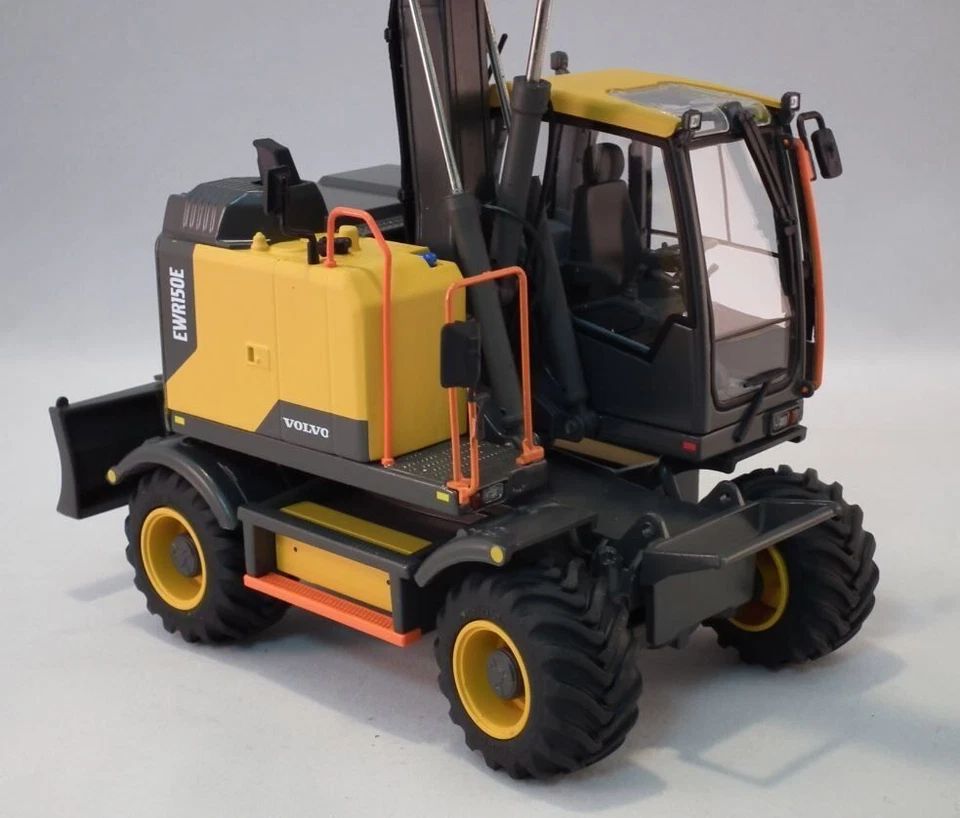Volvo EWR 150E wheeled excavator. 1/32  AT - COLLECTIONS - Image 3 of 4