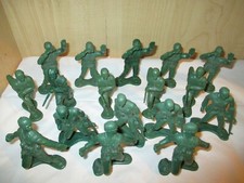 Greenbrier International 4" Plastic Green Army Men Lot of 17