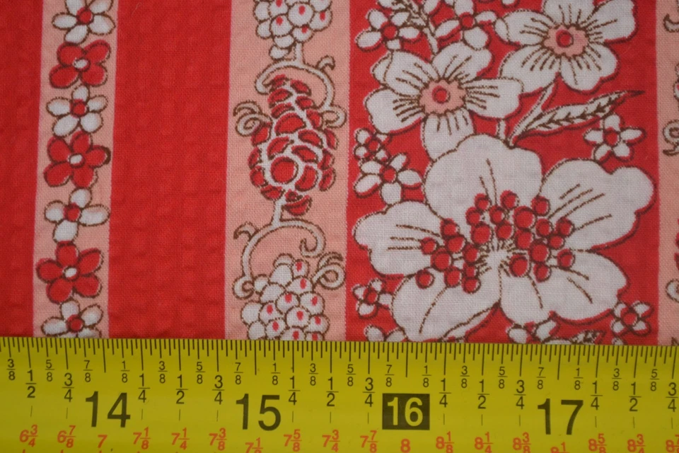 By 1/2 码,36 英寸复古 1940 - 60 年代,红色白色和粉红色花卉条纹 Plisse,M7359 — 第 3/4 张图片