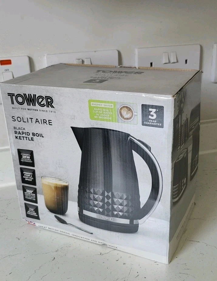 Tower T10075BLK Solitaire Kettle 1.5L 3KW Black and Chrome.