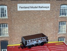 Hornby R6300 OO Gauge Model Railway 5 plank wagon 'S Brookman' '30'
