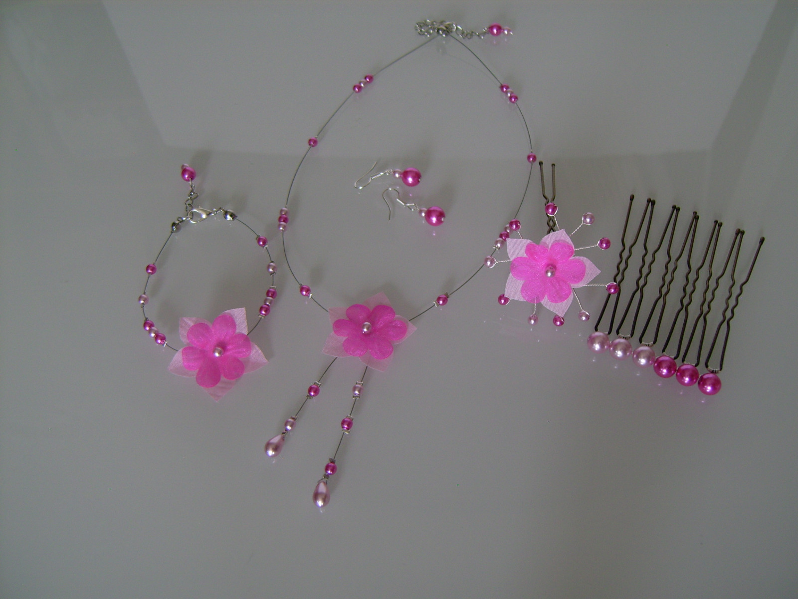 Parure bijoux fuchsia bicolore avec ornements de cheveux et finitions argentées légères