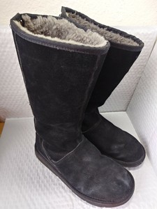 black uggs with zipper