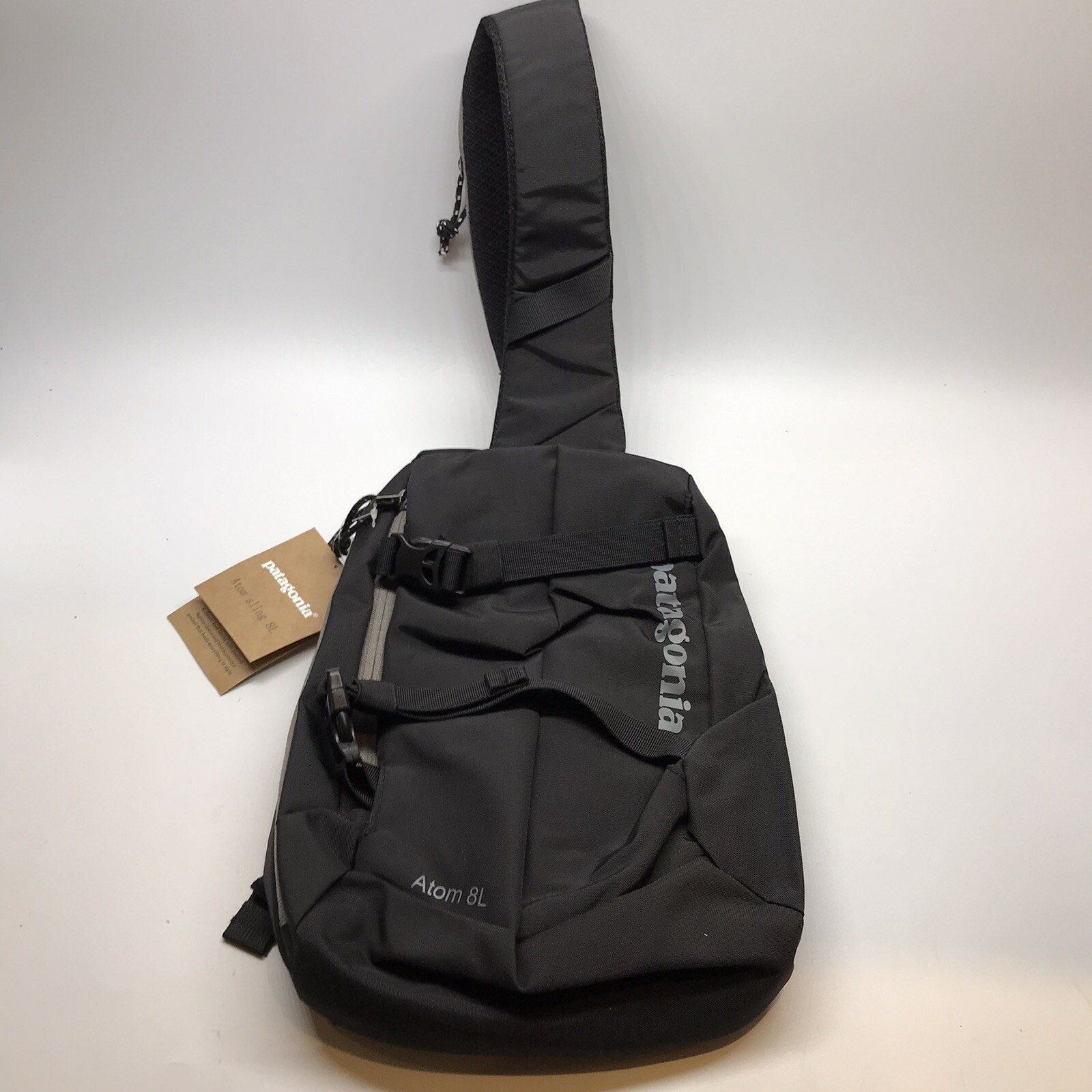 Mochila de día Patagonia Atom 8L negra con honda sobre el hombro nueva