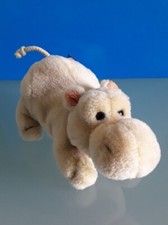 "TRUDI" peluche Ippopotamo, colore beige, altezza 9 cm, lunghezza 19 cm.